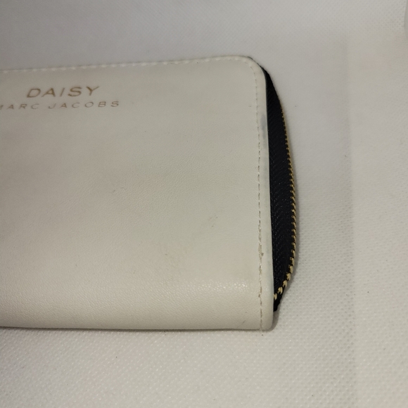 Daisy By Marc Jacobs Faux White Leather Zip Up Wallet Pouch - Picture 9 of 14